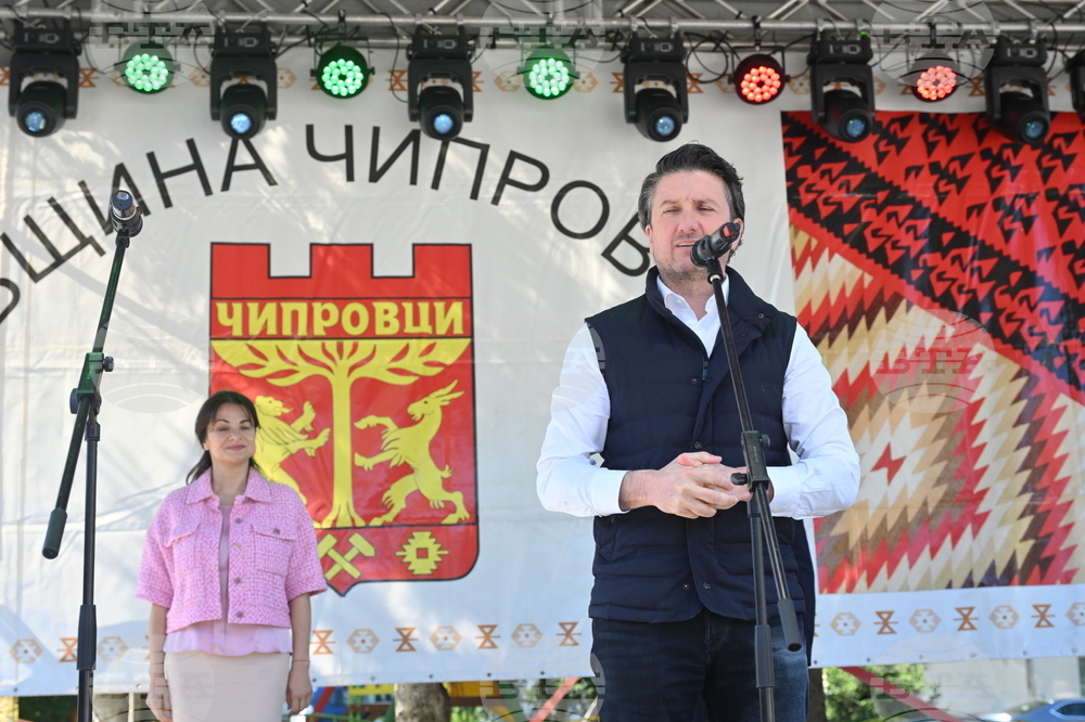  Министърът на туризма Мирослав Боршош съобщи, че традицията на чипровския килим би трябвало да бъде съхранена 
