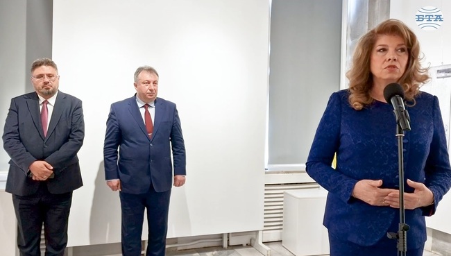 Вицепрезидентът Илияна Йотова откри изложбата "Азбука и история" в Регионалната библиотека "Стилиян Чилингиров" в Шумен