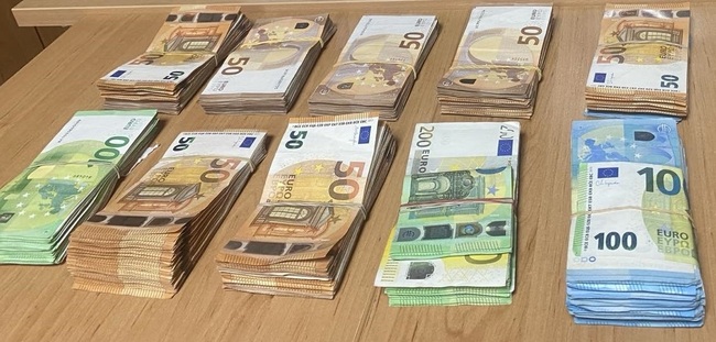 На граничен пункт „Лесово” е пресечен опит за пренасяне на недекларирана валута за близо 120 000 лева