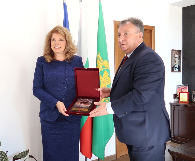 Илияна Йотова откри изложбата „Азбука и история“ в шуменската регионална библиотека