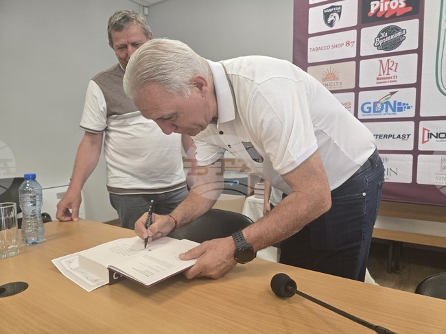 Хиляда книги с историята на легендата Христо Стоичков ще бъдат раздадени безплатно на децата на Сандански