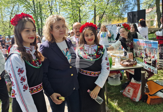 National Assembly Chair Kiselova Attends First Sredna Gora Folklore Festival