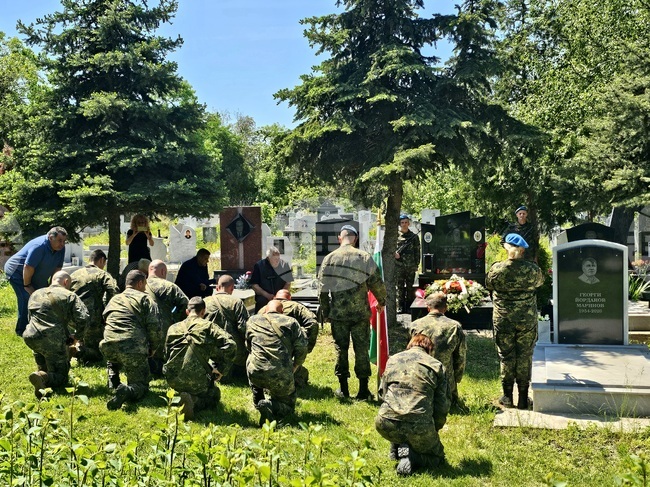 Панихида в памет на загиналия преди 20 години в Ирак рейнджър Валентин Донев беше отслужена в Русе