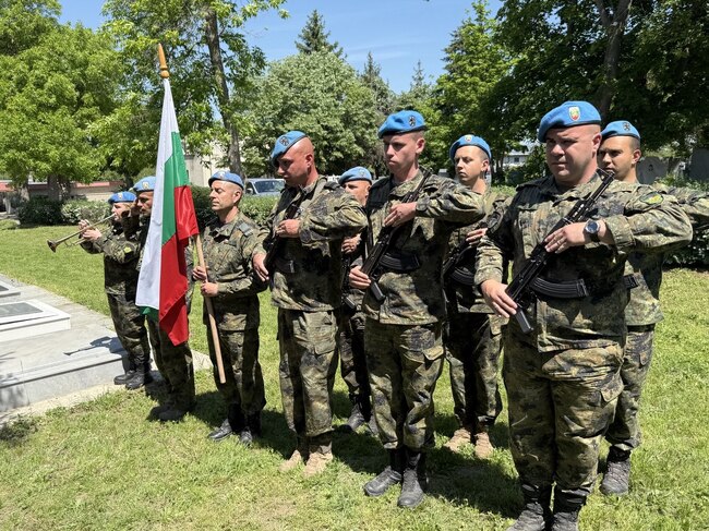 Община Русе: Пет военни залпа отбелязаха 20-годишнината от гибелта на офицерски кандидат Валентин Донев в Ирак