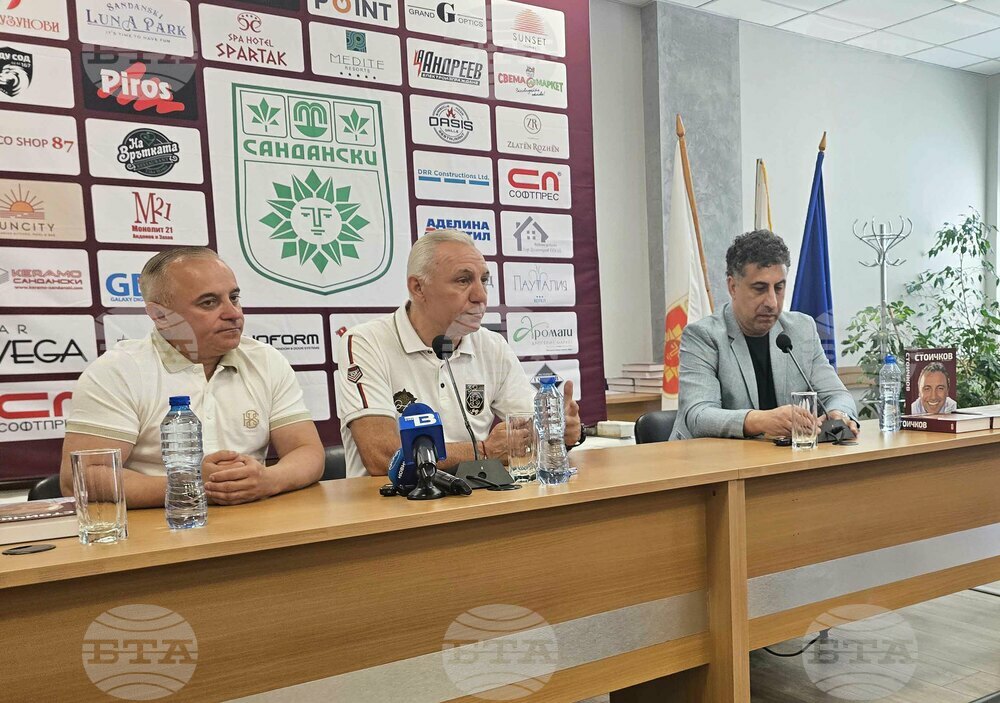 Футболната легенда Христо Стоичков отправи призив към кмета на Сандански Атанас Стоянов да продължи да открива спортни площадки