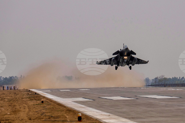 ПТИ: Индийската армия съобщи, че тази нощ е отблъснала пакистански атаки с дронове и други оръжия по западната граница