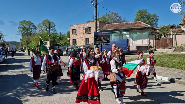 Над 400 участници се включиха в първия фолклорен събор "Средна гора зеленее, Средногорово песни пее"
