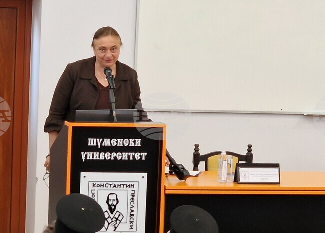 Доклад за проявата на идеята за теокрация при процеса на покръстването на българите представиха проф. Магдалена Легкоступ и д-р Росен Русанов 