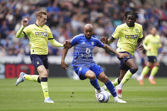 Лестър надви Саутхямптън след травма на съдията, Евертън не успя да победи Ипсуич във Висшата лига