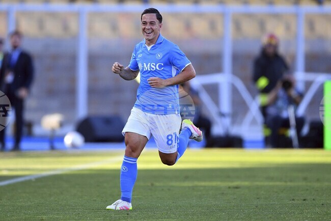 Наполи с ключова победа при гостуването на Лече в битката за титлата в Серия А