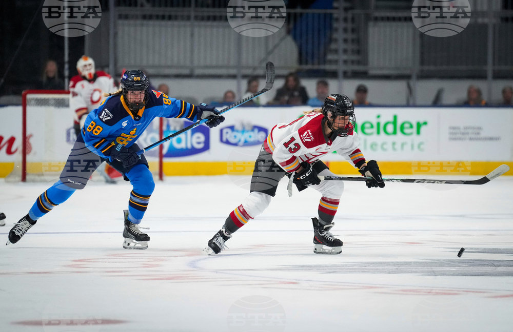 PWHL Charges Sceptres Hockey