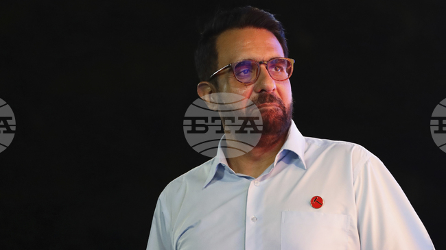 Премиерът на Сингапур използва едно от специфичните му правомощия, даващо му възможност да отстрани лидера на опозицията от поста му