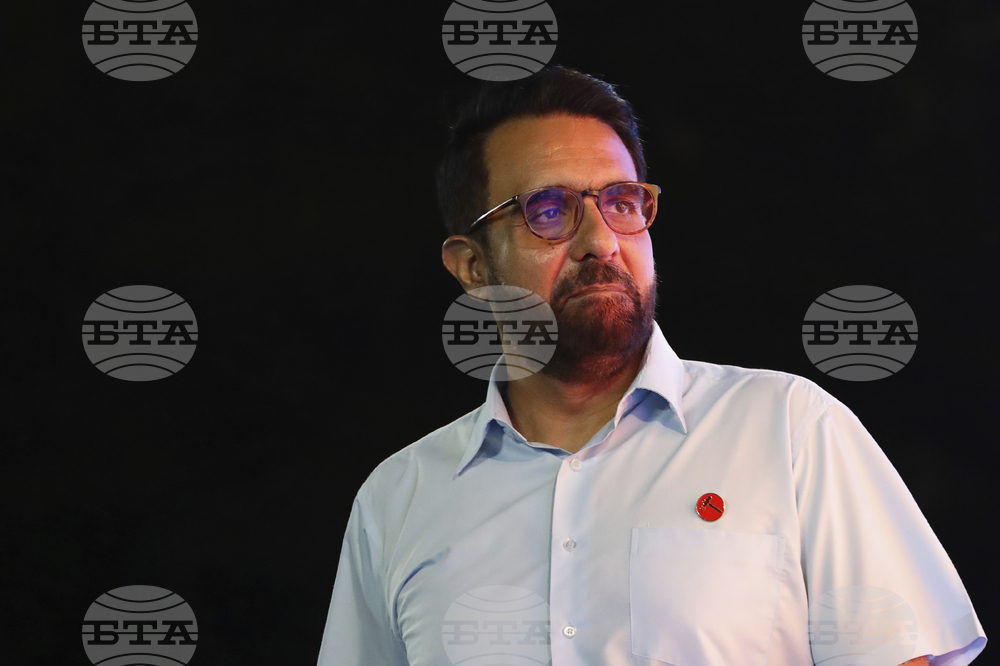 Премиерът на Сингапур използва едно от специфичните му правомощия, даващо му възможност да отстрани лидера на опозицията от поста му