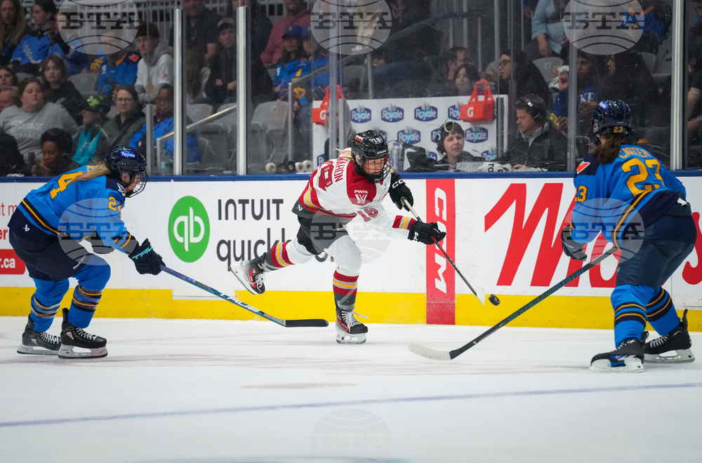PWHL Charges Sceptres Hockey