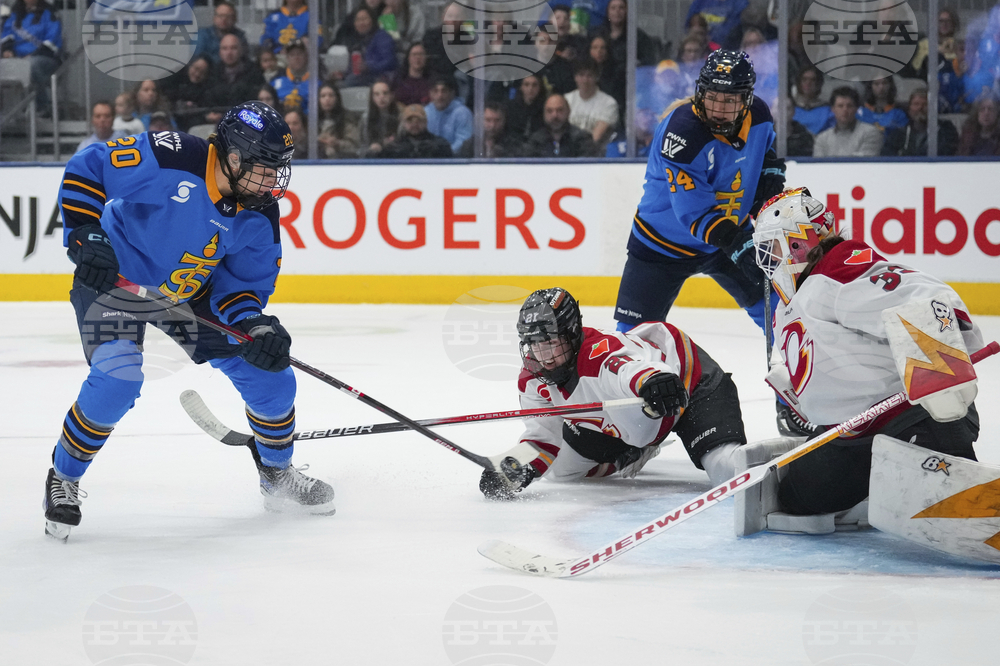 PWHL Charges Sceptres Hockey