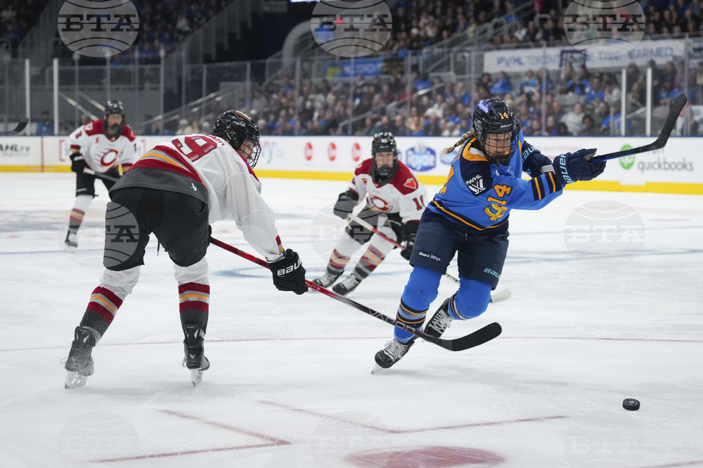 PWHL Charges Sceptres Hockey