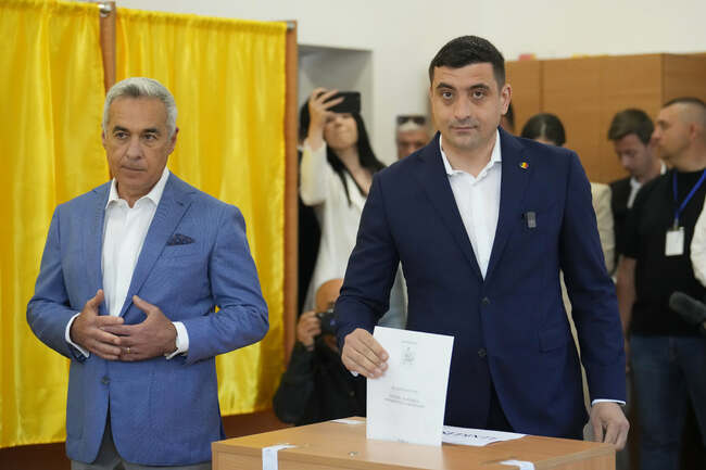 Джордже Симион и Калин Джорджеску гласуваха заедно на първия кръг на президентските избори в Румъния