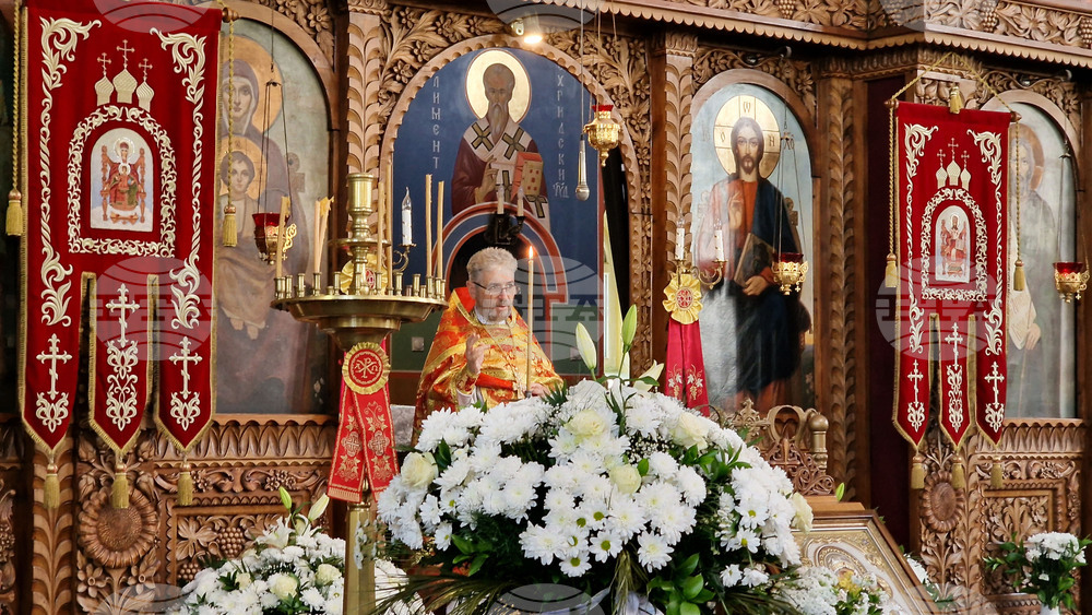 Отец Красимир говори за жените мироносици в проповедта си в храма "Свети Три Светители" в Шумен