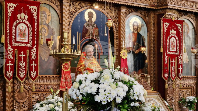 Отец Красимир говори за жените мироносици в проповедта си в храма "Свети Три Светители" в Шумен