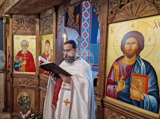 Възкресението не може да се обясни, както не може да се обяснят любовта или милостта, каза отец Давид във великотърновския храм „Св. Мина“