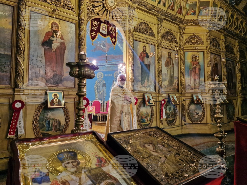 Днес отдаваме почит към жените мироносици, които вървяха подир стъпките на Христа Бог, каза отец Георги в Разград