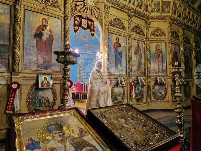 Днес отдаваме почит към жените мироносици, които вървяха подир стъпките на Христа Бог, каза отец Георги в Разград