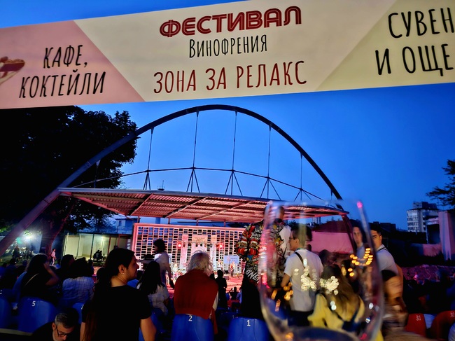 Фестивалът "Винофрения" подкрепи каузата за водно - рехабилитационен център за хора със затруднения в Русе