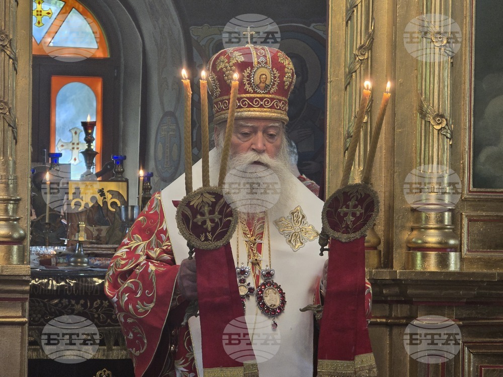 Миряните в Ловеч целунаха частичка от мощите на света Мария Магдалина и получиха от митрополит Гавриил икони, посветени на Божи гроб