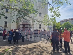 Стотици колеги, приятели и почитатели изпратиха в последния му път певеца от Музикалния театър Богомил Спиров в столичния храм „Св. Вмчк. Георги Победоносец“. Снимка: Ваня Сухарова/БТА