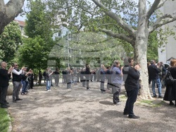 Стотици колеги, приятели и почитатели изпратиха в последния му път певеца от Музикалния театър Богомил Спиров в столичния храм „Св. Вмчк. Георги Победоносец“. Снимка: Ваня Сухарова/БТА