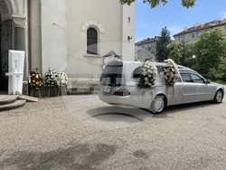 Стотици колеги, приятели и почитатели изпратиха в последния му път певеца от Музикалния театър Богомил Спиров в столичния храм „Св. Вмчк. Георги Победоносец“. Снимка: Ваня Сухарова/БТА