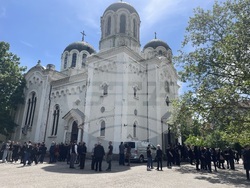 Стотици колеги, приятели и почитатели изпратиха в последния му път певеца от Музикалния театър Богомил Спиров в столичния храм „Св. Вмчк. Георги Победоносец“. Снимка: Ваня Сухарова/БТА