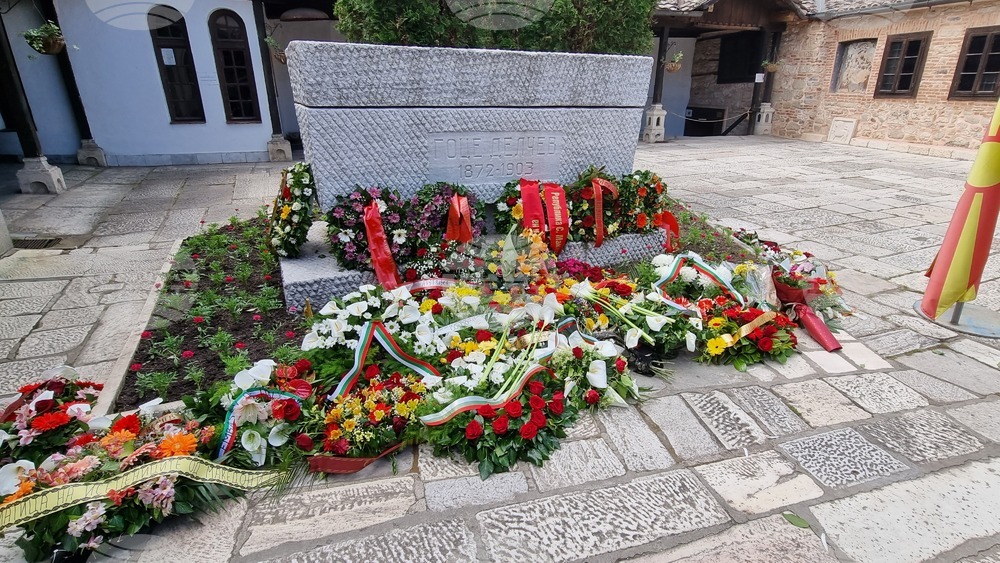 Българска делегация, начело с посланика ни в Скопие Желязко Радуков, постави венци на гроба на Гоце Делчев в църквата "Св. Спас"