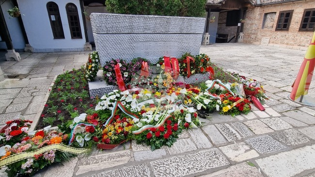  Българска делегация, начело с посланика ни в Скопие Желязко Радуков, постави венци на гроба на Гоце Делчев в църквата "Св. Спас"