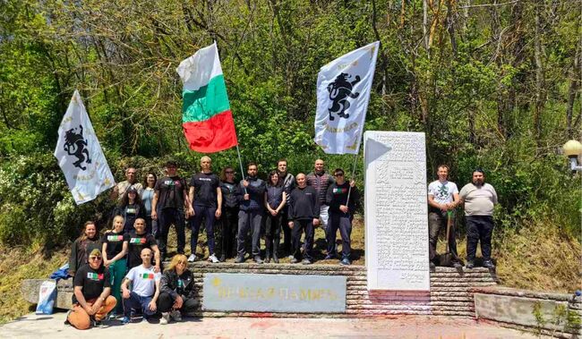 „Възраждане“ почисти антифашисткия паметник край Камчия след поредната вандалска проява