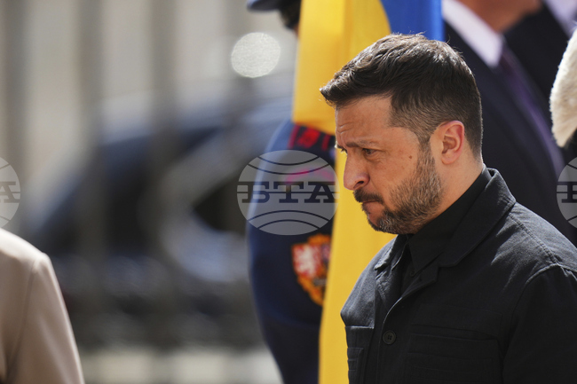 Зеленски поднeсe цветя на Гроба на незнайния войн в Киев 