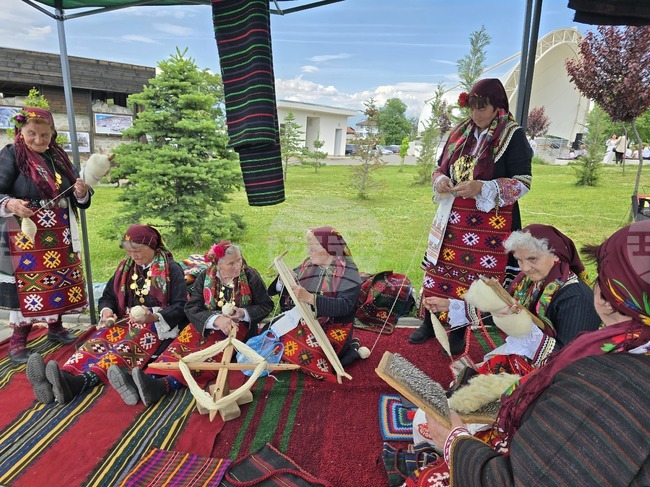 Народни обичаи и традиции бяха пресъздадени в Петрич