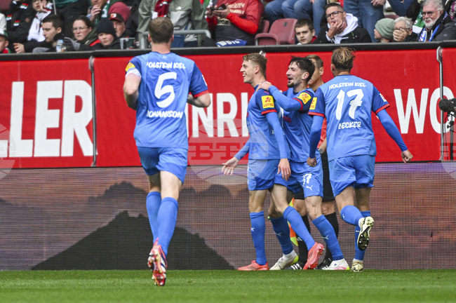 Холщайн Кил надви Аугсбург и продължава битката за оставане в Бундеслигата