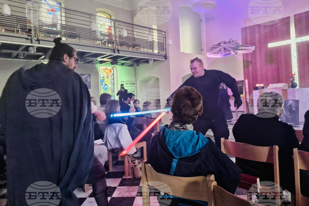 CORRECTION Germany Star Wars Service