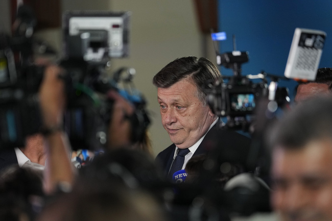 Кандидатът на управляващата коалиция за президент на Румъния Крин Антонеску призна изборния си неуспех