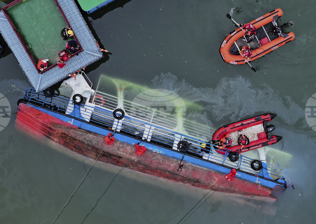 Най-малко девет души загинаха, след като буря преобърна туристически лодки в Югозападен Китай, предаде Синхуа