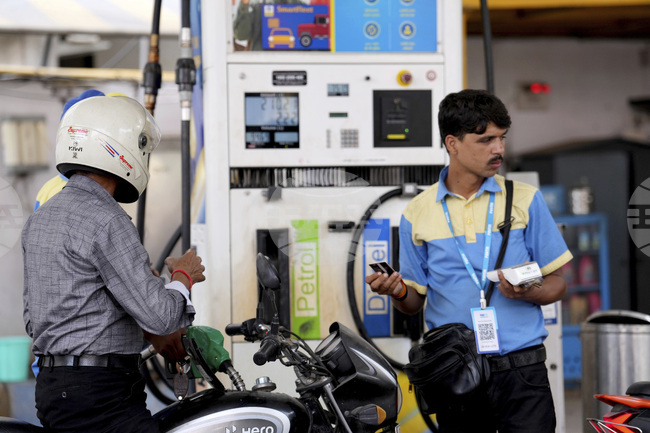 ПТИ: Управляващата партия в Индия обвини опозицията в дезинформация за цените и наличностите на горива