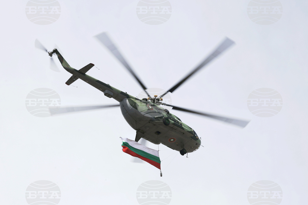 Вертолети - подготовката и провеждането на военния парад на 6 май