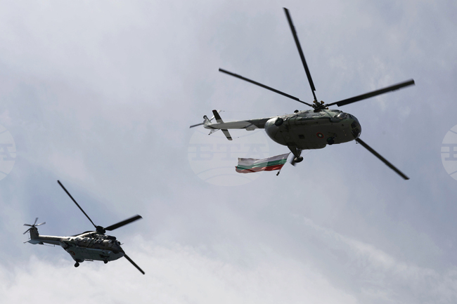 В борбата с горския пожар в Пирин се включиха два хеликоптера „Кугър“ 