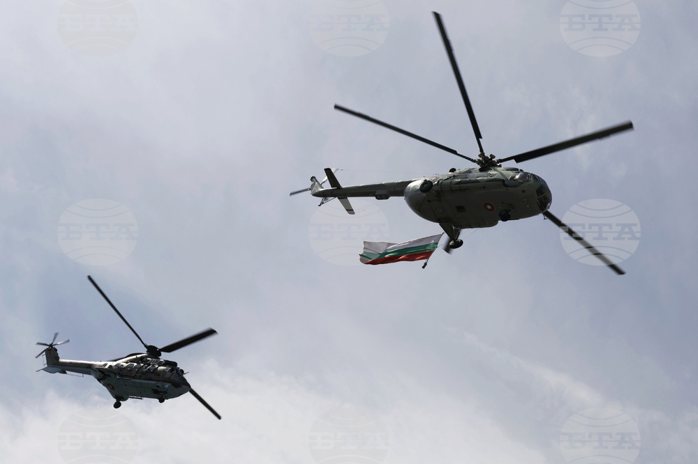 Вертолети - подготовката и провеждането на военния парад на 6 май