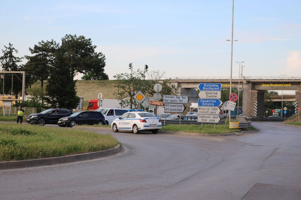 Областна администрация Русе: Над 8000 леки автомобила излязоха от България към Румъния през през Дунав мост при Русе за последното денонощие
