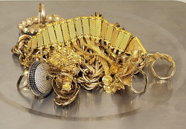 Митническите служители на МП „Калотина“ откриха торбичка със златни бижута на врата на българска гражданка