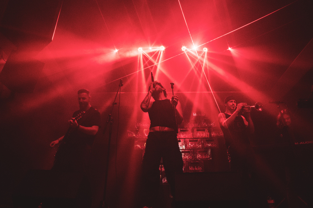 Bropunzel посвещава нова песен на подредения и привидно целомъдрен живот на повечето хора