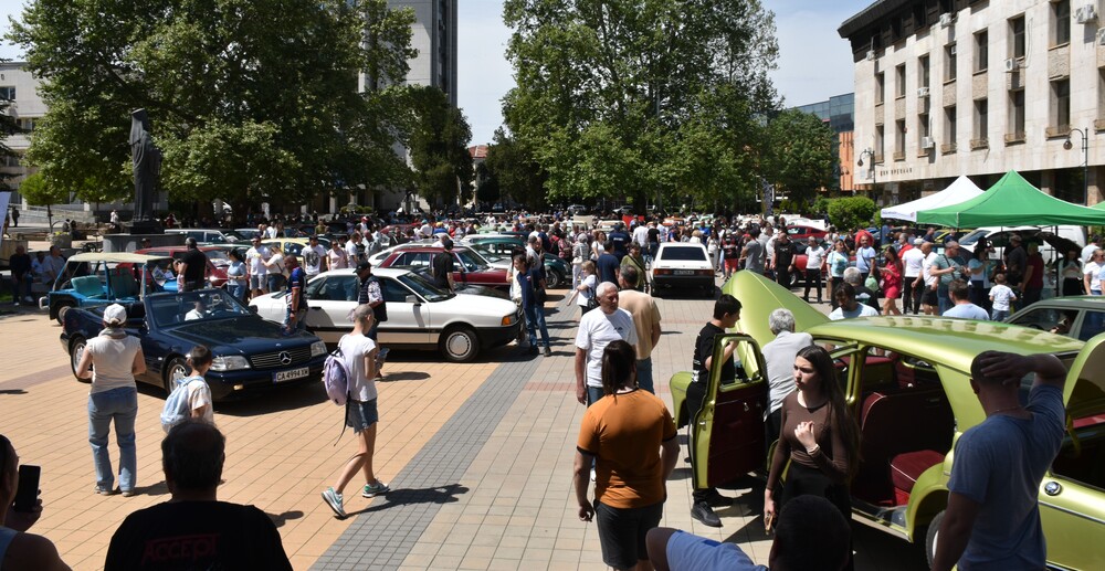 Община Ловеч: Ловеч стана домакин на изложение на класически превозни средства 