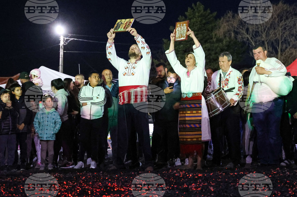 Сливенският митрополит Арсений забрани предоставянето на църковни икони за нестинарските игри